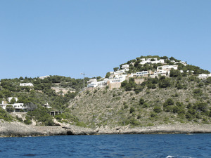 La urbanització de sa Roca LLisa, vista des de la mar. Foto: Maurici Cuesta i Labèrnia.