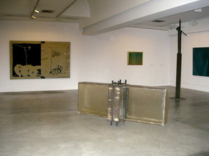 Vista de l´exposició "Tradició i contemporaneïtat", amb obres del fons artístic de la Fundació "Sa Nostra", celebrada el 2007 a la Sala de Cultura de "Sa Nostra" a Eivissa. Arxiu de l´Obra Social "Sa Nostra" Caixa de Balears.