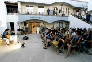 Sala de Cultura de "Sa Nostra" a Formentera. Concert d´Àngel Parra. Arxiu de l´Obra Social "Sa Nostra" Caixa de Balears.