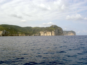 El cap des Rubió, límit del municipi de Sant Antoni de Portmany amb el de Sant Joan de Labritja; en segon terme, el cap des Mossons. Foto: Felip Cirer Costa.