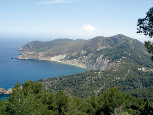 La costa oriental del poble de Sant Joan de Labritja des del puig de ses Roques. Foto: EEiF.