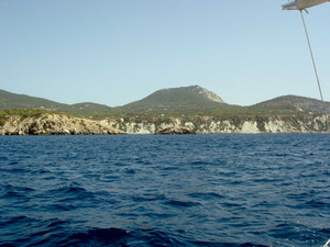Sant Josep de sa Talaia. La costa de Cala d´Hort amb el puig d´en Serra, al fons. Foto: EEiF.