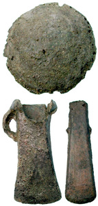 Materials trobats al que es coneix com dipòsit de la Savina: lingot circular de bronze, destral tubular i destral plana. Foto: Museu Arqueològic d´Eivissa.