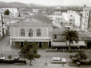 Àngel Serra Guasch aixecà, el 1928, un nou edifici per a teatre i cinema al passeig de Vara de Rey.