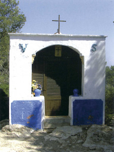 Imatge de la capella del puig d´en Serra, del poble de Sant Josep de sa Talaia. Extret de <em>Béns d´interès cultural i béns catalogats de les illes Pitiüses (1931-2007)</em>.