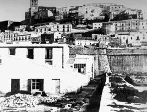 Sexenni Democràtic. La segona Estacada, construïda en aquella època per poder permetre el creixement del barri de la Marina. Foto: extret d´<em>Eivissa Antiga</em>.