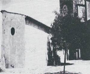 Edifici de la plaça de la Catedral, abans de les reformes, que l´Ajuntament d´Eivissa va cedir per al Museu Arqueològic i on es varen exposar els materials aplegats per la Societat Arqueològica Ebusitana. Extret de <em>Fites</em>.