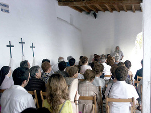 Lectura poètica del Solstici d´Estiu, edició de 2006, celebrada en els porxos de l´església de Sant Jordi de ses Salines. Foto: Chus Adamuz.