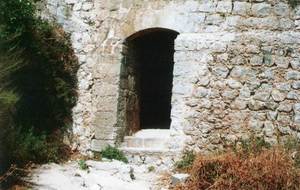 Entrada inferior des Soto Fosc. Es tracta d´un túnel que dóna accés a Dalt Vila des des Soto, realitzat juntament amb les murades, per`ò que no s´obrí fins a 1687. Foto: extret de <em>Breve historia y guía de las murallas de Ibiza</em>.