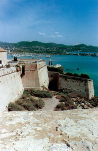 Es Soto és el nom que rep tota la part meridional del puig de Vila exterior a les muralles d´Eivissa. A la fotografia es pot apreciar el baluard de Santa Tecla seguit del mig cavaller i es Revellí. Foto: extret de <em>Breve historia y guía de las murallas de Ibiza.</em>