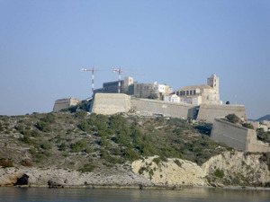 Es Soto des de la mar. És cobert de vegetació constituïda per pi bord i abundants herbes aromàtiques i arbustos. A la imatge, el castell es troba en obres per ser destinat a usos turístics. Foto: EEiF.