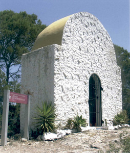 Foto de la capella de sa Talaia de Sant Antoni, construïda una vegada finalitzada la Guerra Civil Espanyola. Foto: extret de <em>Béns d´interès cultural i béns catalogats de les illes Pitiüses.</em>