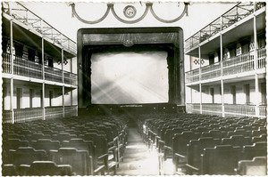 L´escenari del Teatre Pereira després de la reforma de 1921. Foto Royal / arxiu de Bruno Roig.