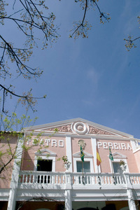 Façana del Teatre Pereira, inaugurat el 1899; després fou teatre i cinematògraf alhora. Foto: Vicent Marí.