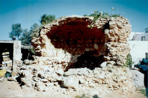 Restes de la torre de can Teuet, a la vénda des Coloms del poble de Santa Eulària des Riu. Foto: Joan Josep Serra Rodríguez.