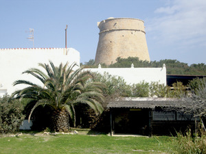 La torre de defensa costanera de sa Sal Rossa, a la vénda de sa Torre de sa Sal Rossa. Foto: EEiF.