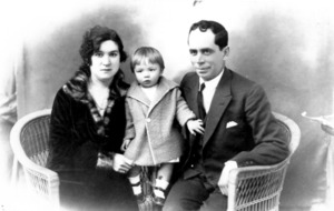 El comerciant i polític Joan Torres Juan, que fou alcalde d´Eivissa entre 1934 i 1936; a la fotografia, amb la seua esposa Pepita Vilás Gómez i el seu fill Antoni. Foto: arxiu de Pere Vilàs Gil.