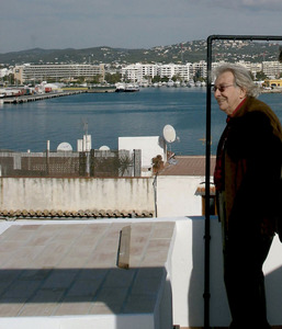 L´arquitecte Raimon Torres Torres, a la terrassa de la casa Broner, que rehabilità com a espai públic. Foto: Manel Díaz Jiménez.