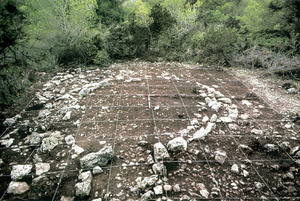 Excavació (1986) d´una cabana de planta circular al jaciment arqueològic del puig de ses Torretes. Foto: Benjamí Costa Ribas.