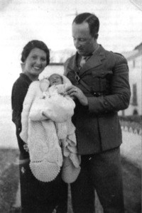 El capità Miquel Tuells Riquer amb la seua esposa i fill. Foto: cortesia de la família Tuells.
