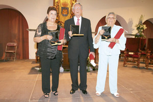 A la dreta de la imatge, la mestra i promotora social Carme Tur Ferrer, en l´acte en què li lliuraren la Medalla d´Or d´Eivissa l´any 2013. Foto: Lorena Portero.