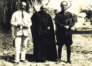 El periodista Jaume Tur Marí –Solalles–, juntament amb el capità castrense Antoni Riera Bonet i el capità Rafael García Ledesma, a Melilla, el 1926.