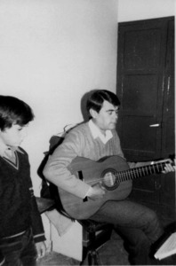 Gilbert Tur Riera –Jeanó– impartint classes a l´escola de Pro Música el 1983. Foto: arxiu de Joan Antoni Torres Planells.