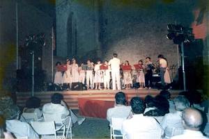 Gilbert Tur Riera –Jeanó– dirigint l´Orquestra Juvenil de Pro Música el 1985. Foto: arxiu de Joan Antoni Torres Planells.