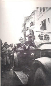 L´octubre de 1929 Alfons XIII visità Eivissa en el marc d´unes maniobres militars, sent alcalde d´Eivissa per Unió Patriótica (UP) Eugeni Bonet Riera. La fotografia és al moll d´Eivissa. Extret d´<em>Eivissa Antiga</em>.