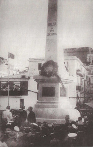 La Unió Republicana (UR) participà activament en la campanya per a l´erecció del monument als corsaris. La fotografia és de l´acte d´inauguració, el 1915. Foto: cortesia de l´Arxiu Històric Municipal d´Eivissa.