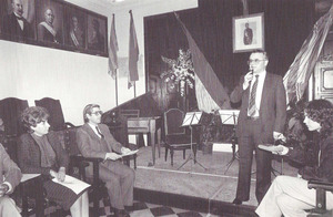 Joan Prats Bonet, alcalde d´Eivissa per la Unió de Centre Democràtic (UCD), el 1982, en un acte a la sala de plens de l´Ajuntament. A la dreta, la periodista Concha García Campoy. Foto: Josep Buil Mayral.