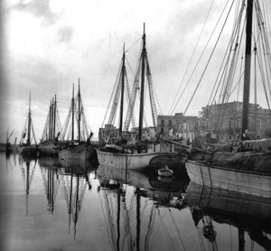 Motovelers atracats al port d´Eivissa; el segon, de dreta a esquerra, és l´<em>Isla Ebusitana</em>, que pertanyia a la flota d´aquesta naviliera.