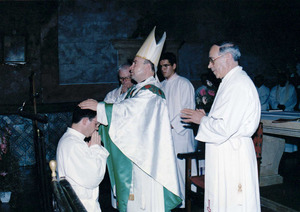 El bisbe Manuel Ureña Pastor el juliol de 1992 durant l´ordenació del prevere Francesc X. Torres Peters. Foto: arxiu de Francesc Torres Peters.