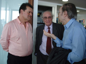 El lingüista Joan Veny i Clar, enmig, parlant amb Josep Massot Muntaner i Felip Cirer Costa, a Eivissa, el 2008. Foto: arxiu de Felip Cirer Costa.