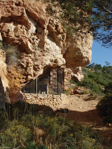La cova des Vi, situada al vessant S del puig Nunó, que conté pintures rupestres. Foto: EEiF.