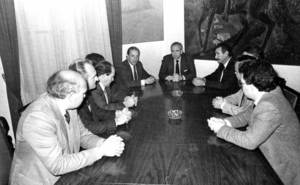 Al fons esquerra de la imatge, Cosme Vidal Juan en una reunió amb consellers després de l´acte de col·locació de la bandera autonòmica a la seu del Consell Insular de l´avinguda d´Ignasi Wallis, 21. Extret d´<em>El Consell Insular - 30 anys d´autogovern</em>.