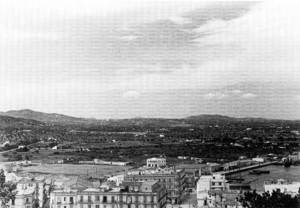 El prat de Vila vist des de les murades. Després dels edificis es veu l´esplanada del camp de futbol de sa Palmera. Foto: George M. Foster.