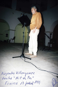 Alexandre Villangómez Llobet recitant en el claustre de l´Ajuntament d´Eivissa. Foto: Vicent Ribas "Trull".