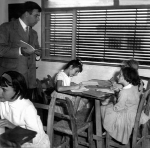René Vuibert impartint classe a l´Aliança Francesa d´Eivissa. Foto: cortesia de la família Vuibert.