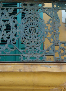La balconada de la casa Wallis amb la lletra w, al carrer de Pere Tur. Foto: Felip Cirer Costa.