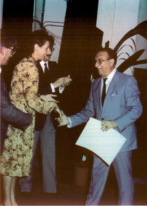 El mestre d´escola i músic Rafel Zornoza Bernabeu rebent el títol de Soci d´Honor de Pro Música el 1984, de mans de la vicepresidenta de l´entitat, Carme Juan Torres. Foto: arxiu de Joan Antoni Torres Planells.