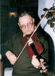 Rafel Zornoza Bernabeu tocant el violí, en una imatge dels anys noranta. Foto: arxiu de la família Zornoza.