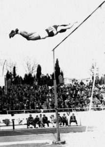 Atletisme. L´atleta eivissenc Antoni Bonet Riera en una de les seues proves de salt de perxa. Foto: cortesia de la família Bonet.