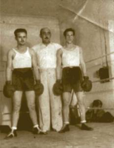 Els boxejadors Lillo i Comes abans d´un combat, el 1946.