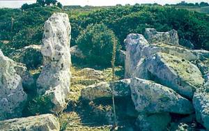 Edat del bronze. Vista d´una de les portes d´accés de la murada megalítica de sa Cala, delimitada per grans ortostats.