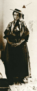 A dalt, una dona amb un capell (fotografia realitzada l´estiu de 1933, a Santa Eulària). Cortesia de l´Escola Madrileña de Cerámica.