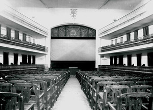 Interior del cinema Serra abans de la reforma dels anys seixanta. Foto: arxiu Raymar.