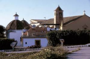 L´església i el convent dels dominics, dedicats a Sant Vicent Ferrer i Sant Jaume. El campanar és un afegit de final del s. XIX. Foto: Vicent Marí.