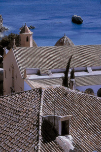 Teulada de l´església del convent dels pares dominics. En primer terme, la teulada de can Montero. Ambdós edificis varen ser construïts per mestres genovesos. Foto: Vicent Marí.