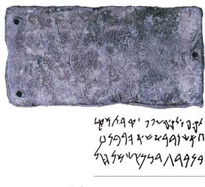 Epigrafia. Plaqueta de bronze trobada a la cova des Culleram, amb una inscripció púnica del s. IV aC. Foto: cortesia del Museu Arqueològic d´Eivissa i Formentera.